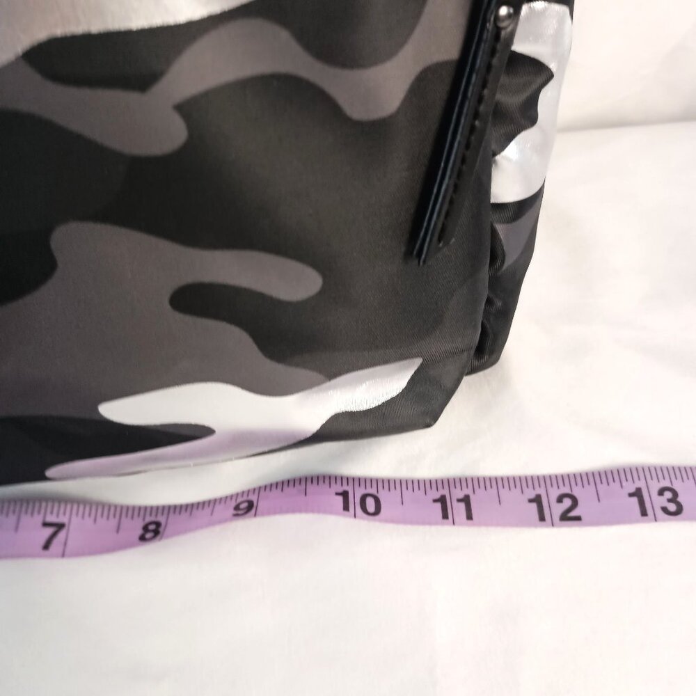 Time and Tru Brooke Gray Camo Nylon Crossbody Bag Multi Pocket NWT - Picture 5 of 10